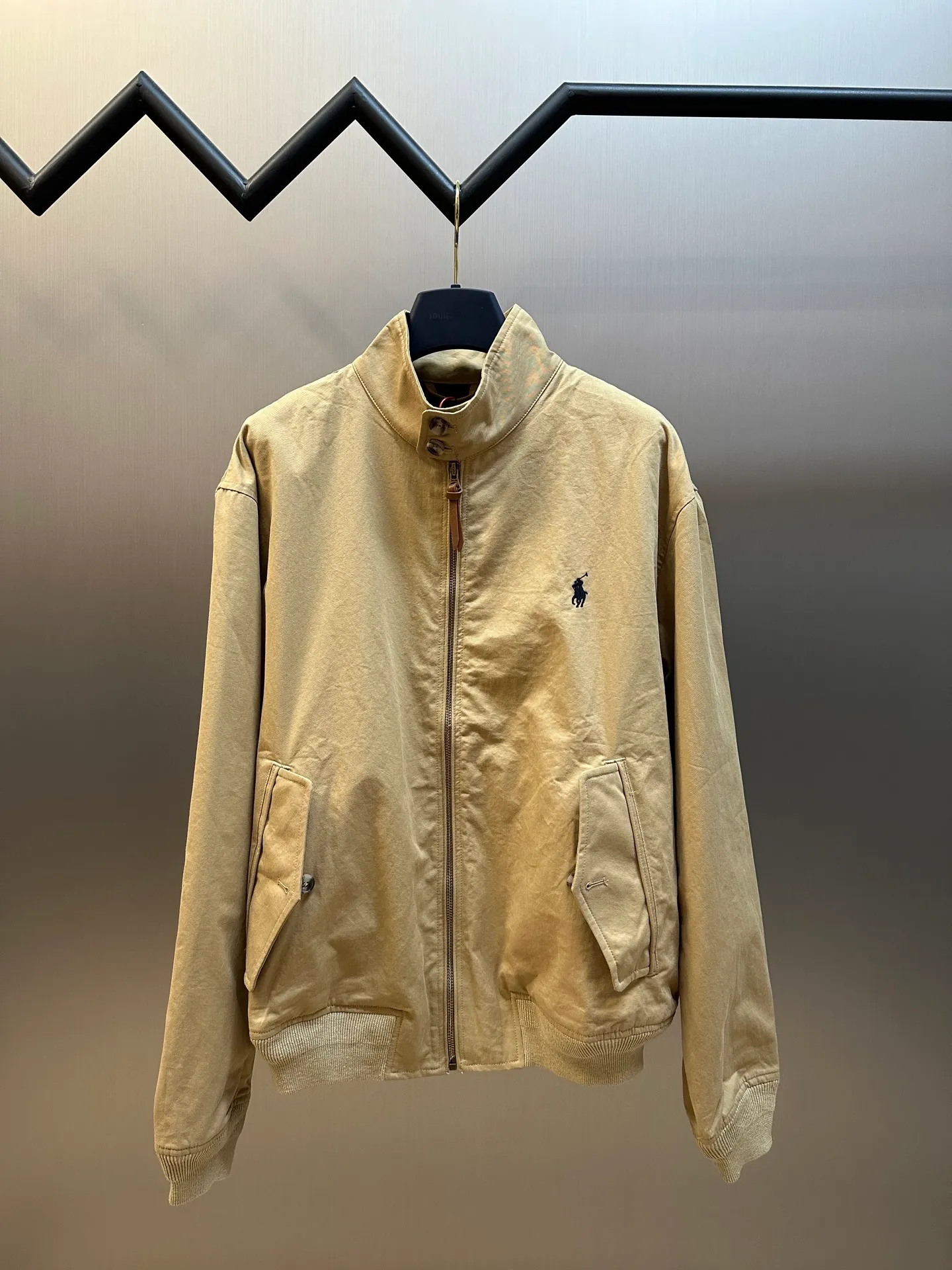 🅿️560 Ralph Lauren embroidered zipper jacket is made of custom-made fine cotton twill elegant fabric, with khaki as the background color, and exquisite pony logo embellishment, bringing an atmosphere of freedom and vitality, injecting the soul charm of the brand.  Using imported machine embroidery technology, advanced computer control systems and precision mechanical components are used to achieve the iconic pony embroidery operation.  The template machine opens the bag, and the preset template guides the position, shape and size of the bag. The accuracy ensures the quality of the bag opening effect. Infrared positioning cutting machine. The infrared transmitter and infrared receiver are used to achieve precise positioning of the material, and the accuracy can reach the micron level, thereby meeting the effect of high-precision cutting of plaid alignment.  size：s m l xl